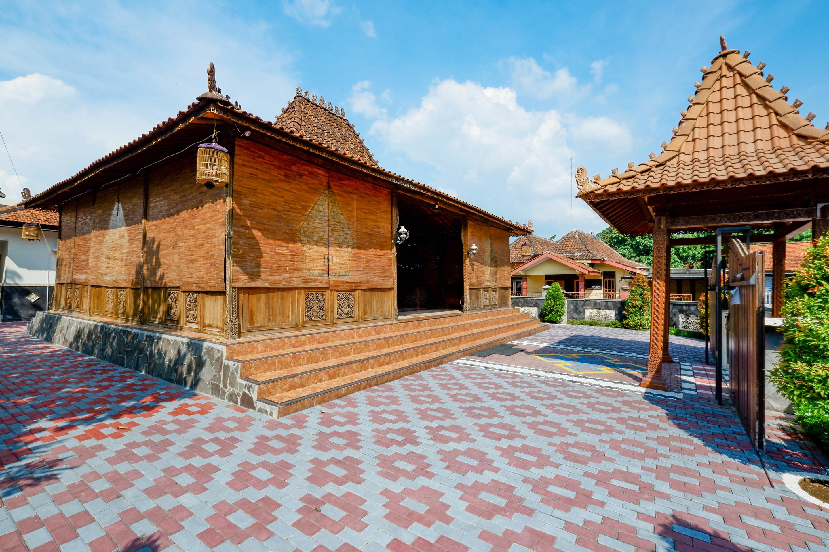 Oyo 2327 Pagsis Village Klaten Экстерьер фото